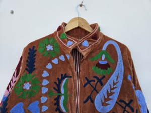 SHREE RADHA GOVIND EXPORTS Veste en velours imprimé brodée de fleurs Suzani pour femmes, chaude et respirante, printemps/automne/hiver - Product Image 4