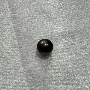 Un spécialement noir de couleur noire, mesurant 13 mm, orné de paillettes dorées, dégage une élégance enchanteuse et une beauté éblouissante. - Product Image 2