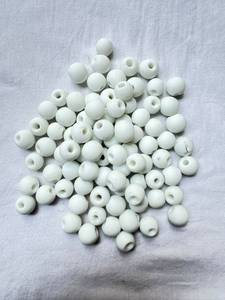 Cuentas de Vidrio al por Mayor |   Cuentas de Vidrio en Forma de Disco Redondo con Diseño en Espiral |   Cuentas de Vidrio Blancas, Azul Verdoso y Negras a Granel en Caja para la Fabricación de Joyas - Product Image 1