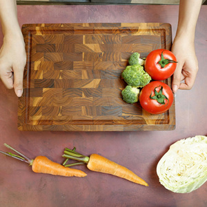 Planche à découper en teck à grain de bois traversant avec rainures, non toxique et écologique, durable, compatible lave-vaisselle pour la cuisine - Product Image 6
