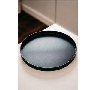 Plateau de service rond en métal noir mat moderne, durable, décoratif, plateau de table basse, plateau de luxe industriel minimaliste, plateau ottoman - Product Image 1