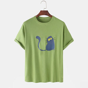 เสื้อยืดคอกลมแขนสั้นสีเขียวสำหรับผู้ชายพิมพ์ลายการ์ตูนแมวทรงปกติเสื้อยืดถักลำลอง - Product Image 1