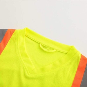 เสื้อยืดทำงานแบบแขนสั้นสำหรับผู้ชาย สะท้อนแสงเพื่อความปลอดภัยบนท้องถนน พร้อมโลโก้สั่งทำพิเศษ - Product Image 4
