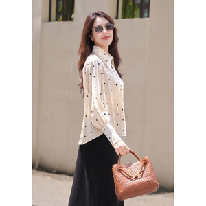 Blusa Elegante y Femenina para Mujer, Textura Suave, Satén con Puntos, Manga Larga, Cuello Recortado, Estilo Casual Inteligente, Personalizada ODM OEM BETTY - Product Image 2