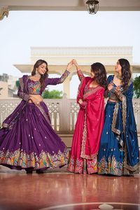 Ensemble Lehenga Choli Dupatta en micro-coton avec broderie lourde, travail de sequins et de fils, et cancan en toile avec Dori - Product Image 4