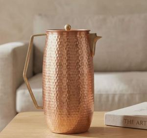Ensemble de carafes en cuivre pour une cuisine moderne, ensemble de service d'eau en métal avec verres, élégant, durable et réutilisable. - Product Image 4