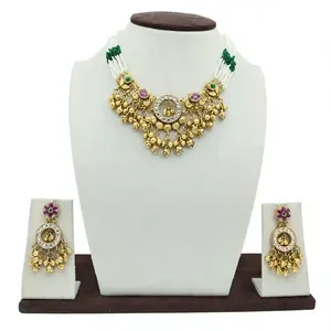 Conjunto de collar de cuentas doradas tradicionales con cuentas blancas y verdes y piedras de rubí, con aretes, joyería étnica india estilo templo. - Product Image 3
