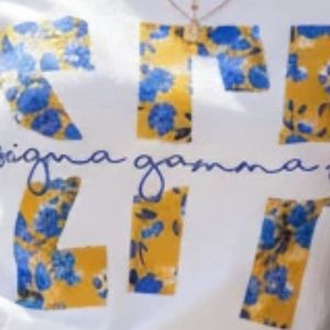เสื้อยืดลายดอกไม้ Sigma Gamma Rho ตัวอักษรขนาดใหญ่ เสื้อยืดแขนสั้นคอกลมผ้าฝ้ายสำหรับผู้หญิง เสื้อยืดกราฟิกแฟชั่นลำลองสำหรับชมรมนักศึกษา - Product Image 6