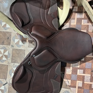Silla de Montar Inglesa de Cuero Genuino de Último Diseño 2G, Cómoda y Resistente, con Armazón de Plástico, Personalizada para Equitación - Product Image 3