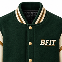 Veste universitaire de qualité supérieure vert foncé avec manches en cuir crème, accent brun, patch lettre personnalisé