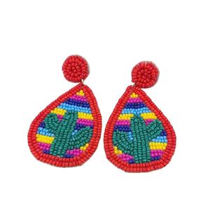 Boucles d'oreilles en perles de verre légères faites à la main avec broderie pour les fêtes, fabriquées en Inde - Product Image 1