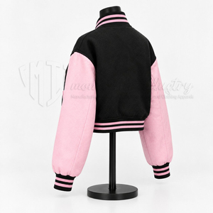เสื้อแจ็คเก็ตวาร์ซิตี้สีดำชมพูสำหรับผู้หญิง ปักลายผีเสื้อ แขนยาว ปกคอพับ ใส่ได้ในฤดูใบไม้ร่วง - Product Image 3