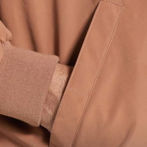 Veste coupe-vent à capuche légère de haute qualité personnalisée avec doublure en coton/polyester/nylon, couleur unie, logo sur le devant pour homme - Product Image 4