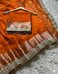 Sari de Tela Banarasi Tejida con Diseño KV (Naranja) - Product Image 6