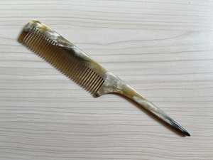 Peine de cola de rata hecho a mano con cuerno natural de búfalo y acabado antiestático para un peinado suave y un separado preciso. - Product Image 1