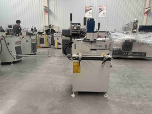 Machine <span class=keywords><strong>de</strong></span> fraisage <span class=keywords><strong>de</strong></span> profilés pour le traitement des profilés en aluminium, équipement <span class=keywords><strong>de</strong></span> traitement des trous <span class=keywords><strong>de</strong></span> serrures pour portes et fenêtres en alliage d'aluminium - Product Image 1