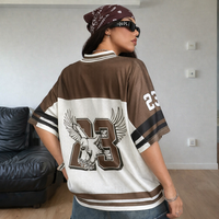 Maillot de football américain tendance rose personnalisé avec strass scintillants, col en V et motif graphique en strass, style streetwear, numéro personnalisé