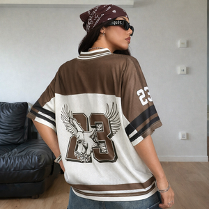 Camiseta Deportiva Moderna Personalizada con Pedrería Rosa Brillante, Camiseta con Cuello en V y Gráficos de Pedrería con Número Personalizado, Camiseta de Fútbol Americano - Product Image 3