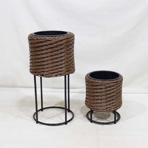 Supports à fleurs en plastique les mieux notés, base en métal, jardinières de sol, style minimaliste, design circulaire, durables, écologiques - Product Image 1