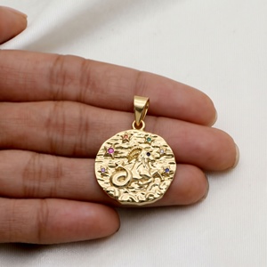 Colgante Medallón de Cabra del Zodíaco Capricornio Chapado en Oro de Plata Esterlina 925 Sólida al por Mayor con Circonitas Multicolor, Joyería Fina, Joyas de Recuerdo - Product Image 1
