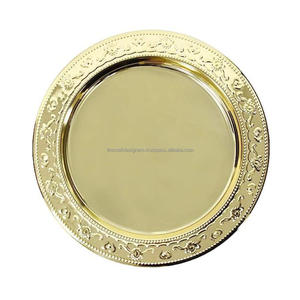 Assiette de présentation de luxe plaquée or pour mariage, en laiton, avec motif floral gravé, sans danger pour les aliments - Product Image 1