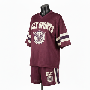 Conjunto de pantalones cortos deportivos de malla premium para mujer, tela transpirable, tono burdeos, panel con franja en la manga, logo estampado, conjuntos para mujer, 100% algodón - Product Image 4