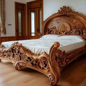 Cama sofisticada en color crema y dorado con un escudo decorativo y detalles de tela elegantes. Disponible a precios de mayorista. - Product Image 5