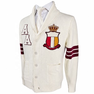 Cardigan en tricot doux pour homme, personnalisé en jacquard avec logo lettre, en coton, couleur crème, avec écusson et lettres brodés, rayures bordeaux - Product Image 1
