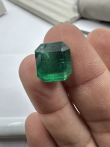 Émeraude naturelle zambienne taille octogonale 8,90 carats, pierre précieuse verte intense pour la fabrication de bijoux - Product Image 1