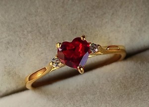 Bague en rubis taillé en forme de cœur, bague de fiançailles pour femmes, bague de promesse romantique, cadeau d'anniversaire, bijoux élégants et minimalistes, cadeau pour petite amie - Product Image 1