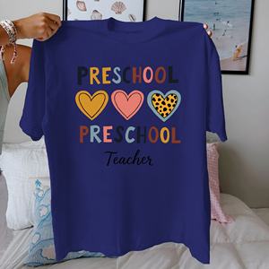 Profesor de preescolar con corazones coloridos, Camiseta de algodón puro para mujer, ajuste cómodo - Product Image 1