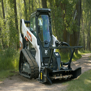 Minicargadora Bobcat eficiente con accesorio triturador de alto flujo para trabajos forestales, desbroce y corte de árboles - Product Image 6
