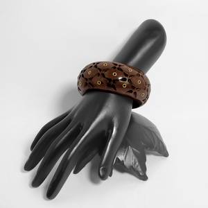 Bracelet manchette large et épais en bois de Sheesham fait main, orné de laiton et sculpté à motifs floraux, style vintage - Product Image 5