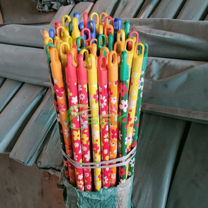 Balai à poils festonnés coloré de 120 cm avec manche en bois durable et écologique, fil italien, manche enduit de PVC, fabriqué au Vietnam, et pelle à poussière - Product Image 1