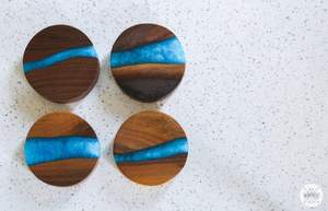 Posavasos de madera y resina epoxi de alta calidad, redondos y cuadrados, personalizables por Royal Natural Craft. - Product Image 3
