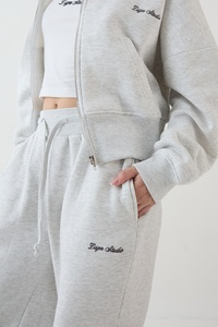 Ensemble de survêtement gris cendré pour femme avec sweat à capuche court zippé et pantalon de jogging large – Tenue décontractée deux pièces pour l'hiver et le sport - Product Image 6
