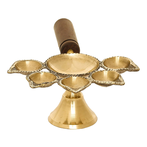 Lampe à huile traditionnelle en laiton doré Panchdeep Diya avec cinq supports de mèches et base en bois pour la Pooja, le temple, la maison et les cérémonies spirituelles - Product Image 3
