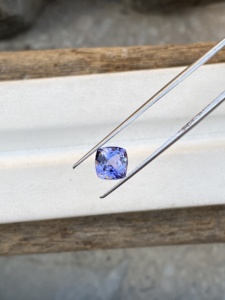 Pierre de Tanzanite naturelle non chauffée multicolore de 6 mm, taille coussin carrée, avec une belle couleur, Zoisite naturelle, 1,49 carat, nette à la loupe - Product Image 2