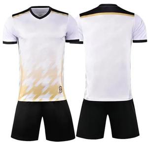 Conjuntos de fútbol sublimados en tela de poliéster de 140 a 180 GSM, resistentes a la decoloración, impresión con etiqueta privada, producción en grandes cantidades. - Product Image 2