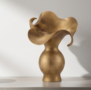 Jarrón Dorado Metálico Contemporáneo, Diseño Esculpido Único con Volantes, Maceta Alta para Decoración de Interiores de Sala de Estar, Suministro al por Mayor - Product Image 1