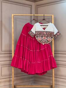 Lehenga Choli de Seda Romana de Diseño con 12 Metros de Falda, Bordado Kutchi Gamthi y Secado Rápido para la Colección Navrati - Product Image 2
