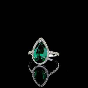 Bague en argent sterling 925 de qualité export, sertie de diamants verts, idéale pour les occasions décontractées, les soirées et comme cadeau, disponible à la vente - Product Image 5