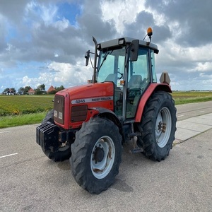Tracteur Massey Ferguson 4245 4x4 avec transmission par pompe à engrenages, multifonctionnel, fiable, conçu pour l'agriculture - Product Image 1