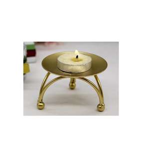 Increíble marco metálico que envuelve la vela con un estilo perfecto para noches románticas y momentos acogedores. - Product Image 1