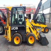 Chargeuse compacte sur chenilles JCB 1CX en bon état, type mobile, capacité nominale de 3 tonnes, mini-benne avant, moteur diesel, entraînement par pompe