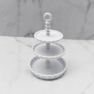 Accessoires pour maison de poupée miniature : Support exquis à trois niveaux avec bord festonné et petite poignée en boucle - Product Image 1