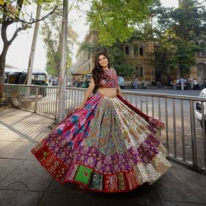 Ensemble Lehenga Choli brodé à imprimé numérique avec dupatta, robe de mariée indienne en coton longueur ras du sol, jupe et chemisier richement ornés de miroirs - Product Image 2
