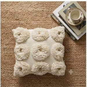 Coussin décoratif carré capitonné crème style bohème avec pompons, en promotion - Product Image 5