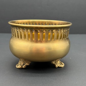 Mini maceta de latón con acabado dorado, perfecta para eventos, decoración de mesas auxiliares y uso en interiores del hogar, procedente de la India. - Product Image 1