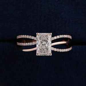 แหวนเพชรทรงรัศมี CVD เพาะเลี้ยงในห้องปฏิบัติการ รับรองโดย IGI ทองคำโรสโกลด์ 14K น้ำหนัก 2.5 กรัม VS1 สี F เครื่องประดับชั้นดีสำหรับผู้หญิง ประดับเพชรด้านข้าง สำหรับงานแต่งงาน OEM - Product Image 1